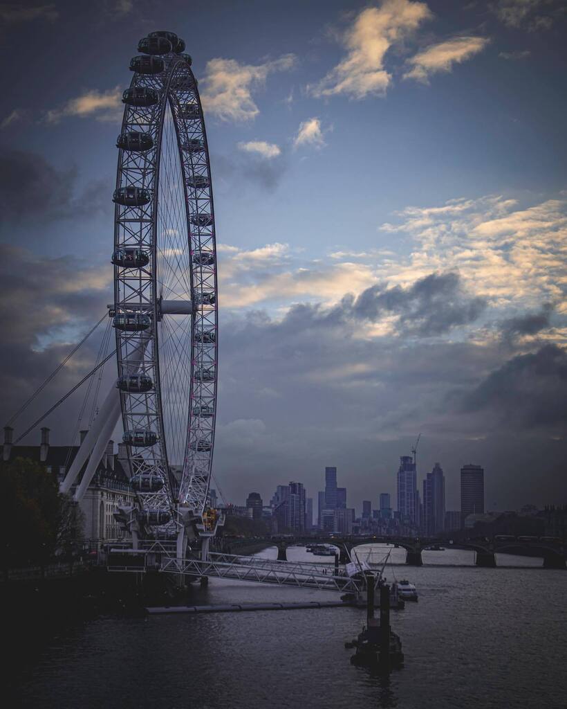 Overlooking the Thames from the Golden Jubilee Bridge.

#londoneye #london🇬🇧 #londonphotography #thamesriver #thames #londonskyline #westminsterbridge #westminster #cityshots #urbanphoto #cityskyline #skies_in_focus #raw_skies #raw_cityscapes #exquisitep… instagr.am/p/Cnmq_4fskHk/