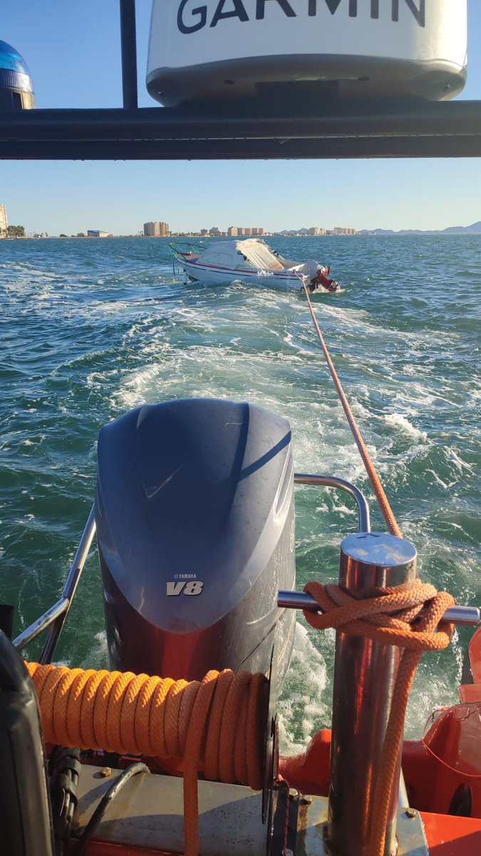 CruzRojaRMurcia's tweet photo. A petición de @112rmurcia se activa #BasedeMar de #LoPagán movilizando la #LSSelene, asistir una embarcación a la deriva sin personas a bordo en la escollera del puerto #TomásMaestre. Ante la dificultad de hacerle firme en la cornamusa de proa, lo remolcamos de popa hasta puerto https://t.co/poRDqXnsTu