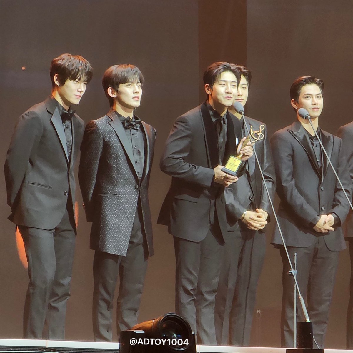 ADTOY1004's tweet photo. 230119 서울가요대상 

티에이엔 뉴웨이브스타상 수상 넘넘 축하해 🥳

#티에이엔 #TAN #창선 #주안 #재준 #성혁 #현엽 #태훈 #지성 https://t.co/qDOr3dCMgC