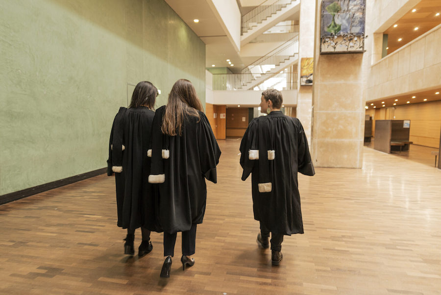 F_Desouche's tweet photo. Barreau de Lyon : les membres du Conseil de l'Ordre des Avocats viennent de voter l'interdiction du port du voile et de tous signes religieux avec la robe d'avocat
https://t.co/Crz3QAOmhV https://t.co/FxqVjIpYe9