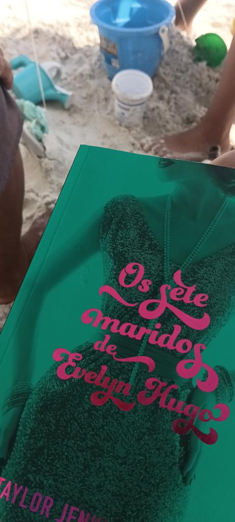FbiaFernanda2's tweet photo. Lendo na praia https://t.co/A9qGXtGC5s