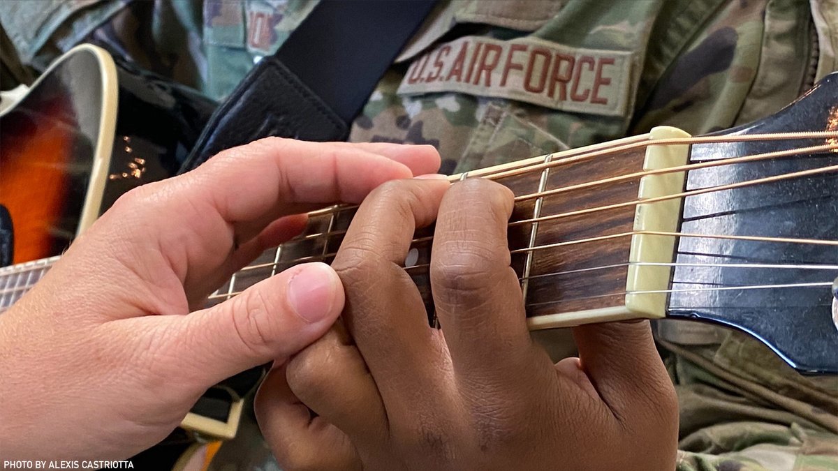 🎶🎸Are you a #MusicTherapist interested in #ArtsAndMilitary? Apply to join the @HJFMilMed Creative Forces team in Fort Hood, Texas. careers-hjf.icims.com/jobs/2721/musi…

Creative Forces creative arts therapists are part of a national network of CATs.
#MusicTherapy #weareHJF #milmed