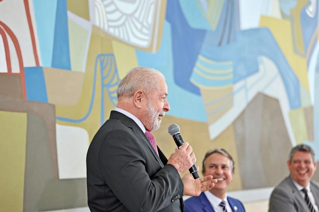 Há muito tempo não víamos um encontro entre reitores e o governo federal. Hoje foi um dia simbólico. Retomaremos as reuniões todos os anos, para ouvir demandas e pensarmos juntos sobre nosso ensino. Contem comigo e com o @CamiloSantanaCE. 📸: @ricardostuckert