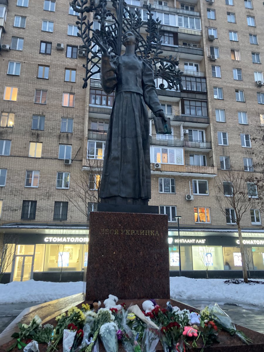 EvaHartog's tweet image. Since the attack on Dnipro, Russians have been laying flowers at monuments connected to Ukraine in several Russian cities. The authorities seem unsure what to do about this expression of solidarity. 1/4