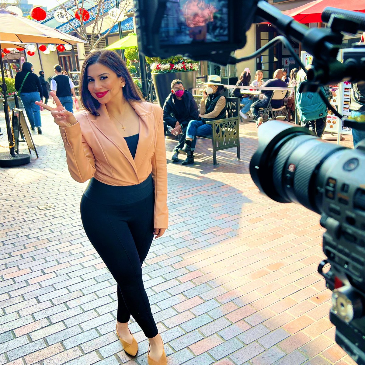 la_loureen's tweet photo. It’s a beautiful day in the neighborhood🎶🥰 #LittleTokyo special coming soon on #SoCalScene ✨🇯🇵🇺🇸♥️ #spectrumnews #host #storyteller #culture #onelove 🌍 @SpecNews1SoCal https://t.co/rMI8MnZdy5