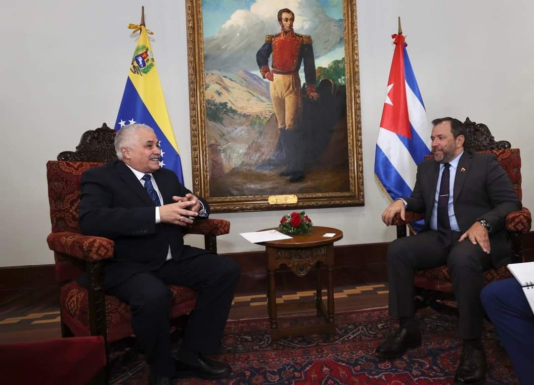 CubaMre's tweet photo. Ratifica Venezuela 🇻🇪 su apoyo a Cuba 🇨🇺 en rechazo al bloqueo.
#MejorSinBloqueo #EnergeticaCuba #JuntarYVencer #CubaPorLaPaz https://t.co/1Dbtg2ye2S
