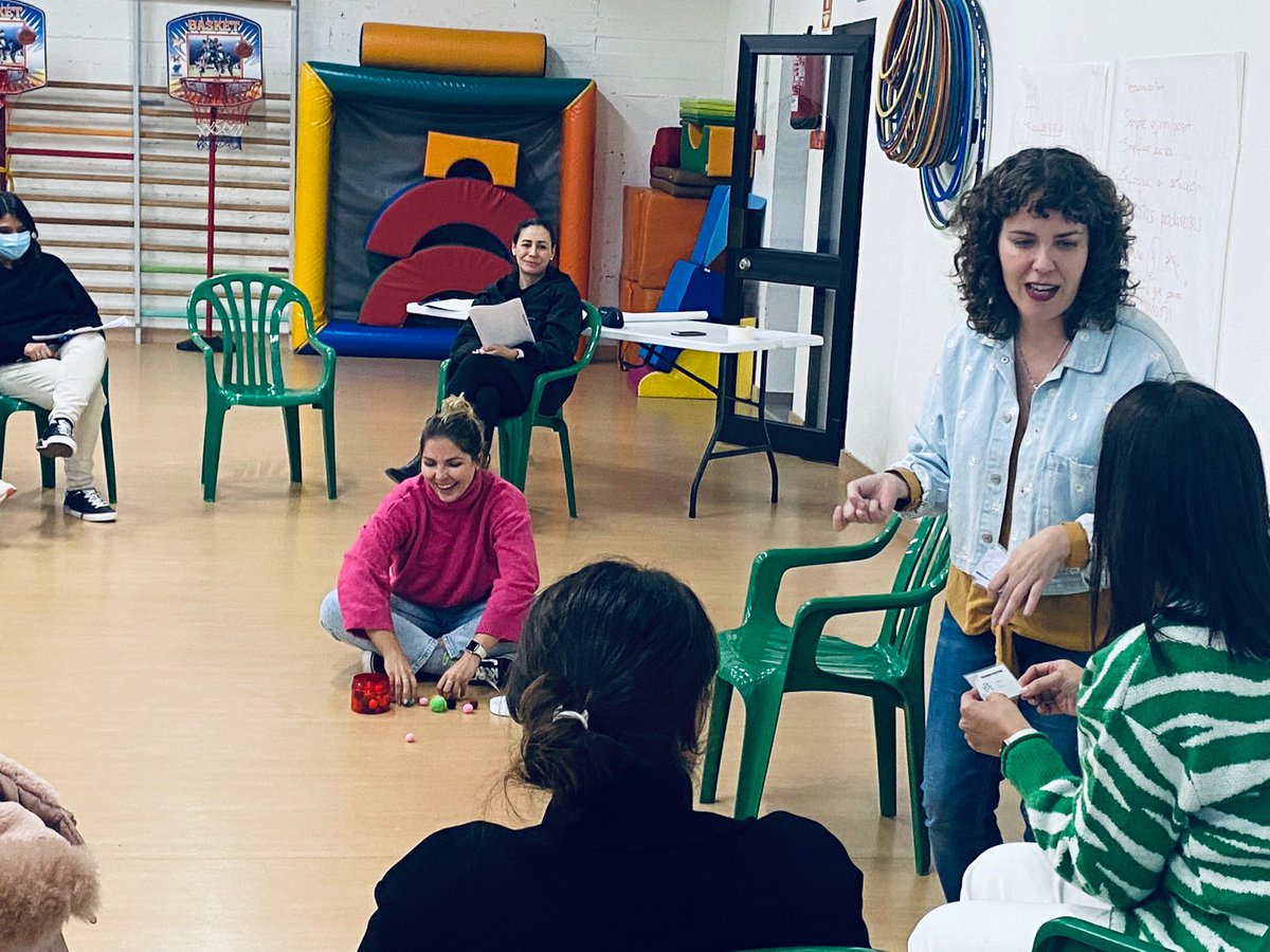 FET_Telde's tweet photo. Gracias Lorena García, antigua alumna del colegio y codirectora del gabinete @lolaylanube por adentrarnos en la disciplina positiva para educadores y compartir estrategias y herramientas para aplicar en el aula y en nuestro día a día #formaciondisciplinapositiva #unasumabrillante https://t.co/Ac53sUoqdK