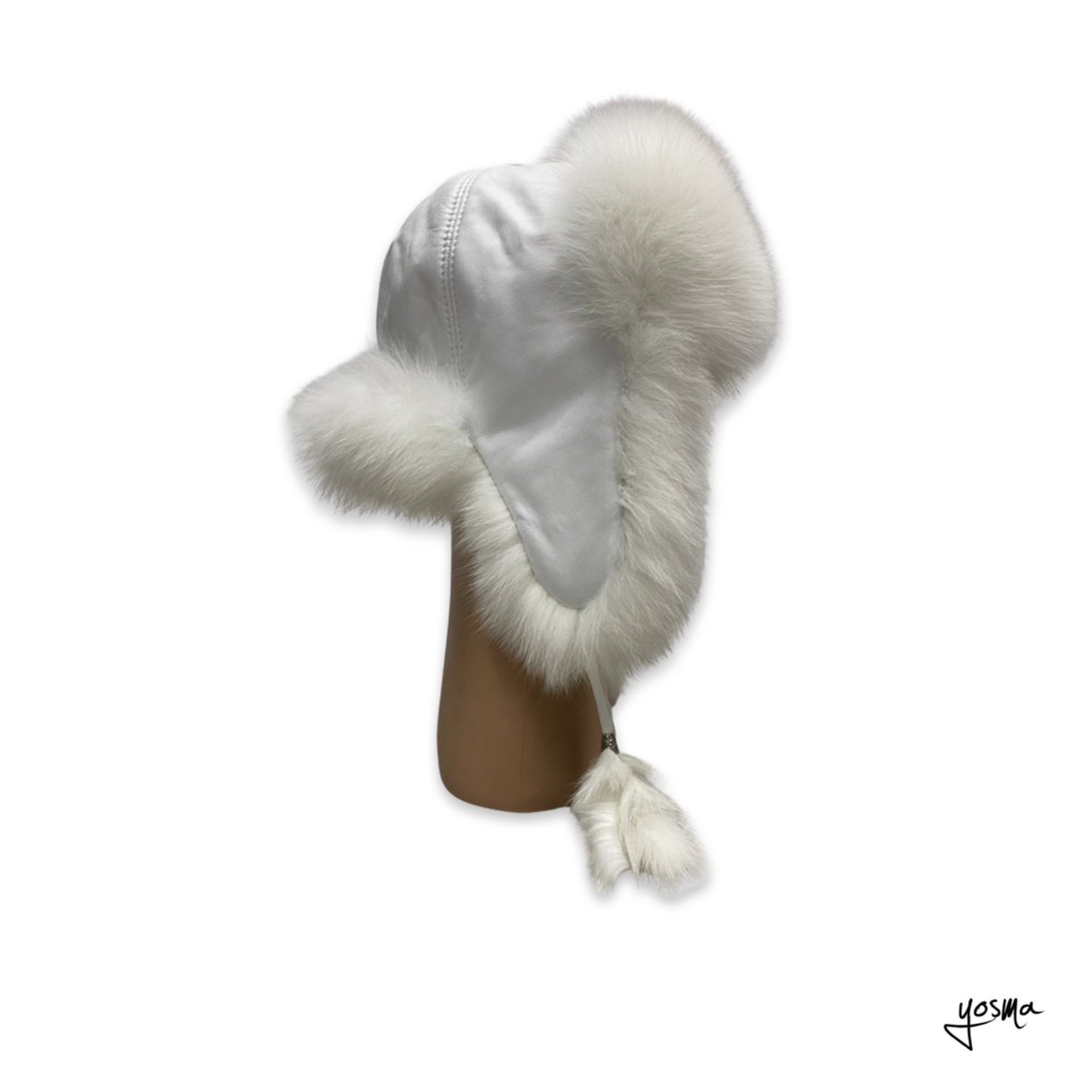 yosmatr's tweet photo. Beyaz #chill!🤍
White chill! 🤍
#fur #furcap #leather #snowoutfit #snow #winterlovers #winteroutfit https://t.co/2QM66c8gUS