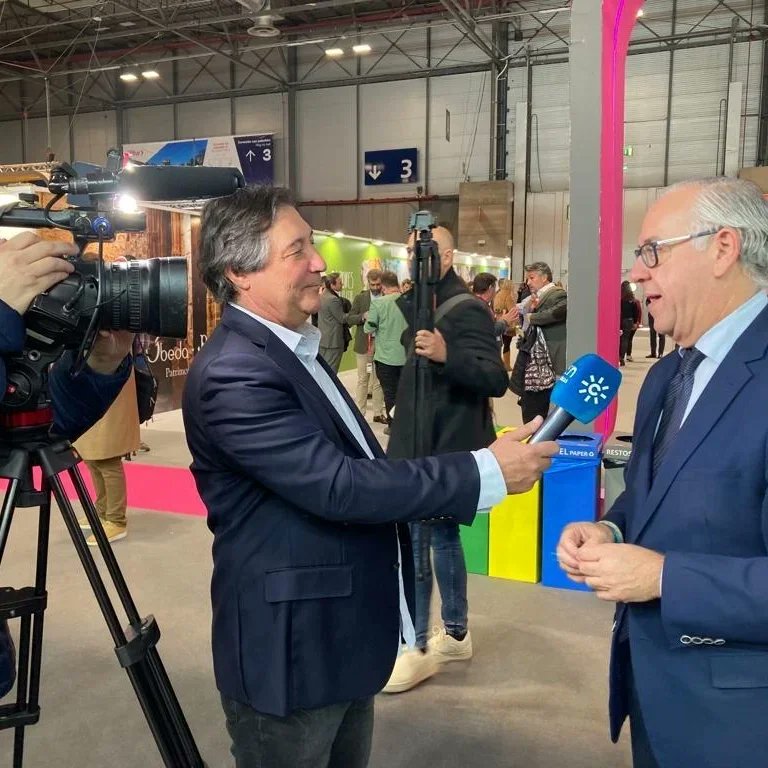 Jesus_Estrella's tweet photo. De vuelta de @fitur_madrid. Dos días de intenso trabajo, #Promocionando y dando a conocer las singularidades #Turísticas de #Jaén con @TurismoAND. Más de una veintena de entrevistas ante medios y una decena de presentaciones junto a #Aytos #Empresarios y #Colectivos de #Jaén. https://t.co/xugyIeLUyy