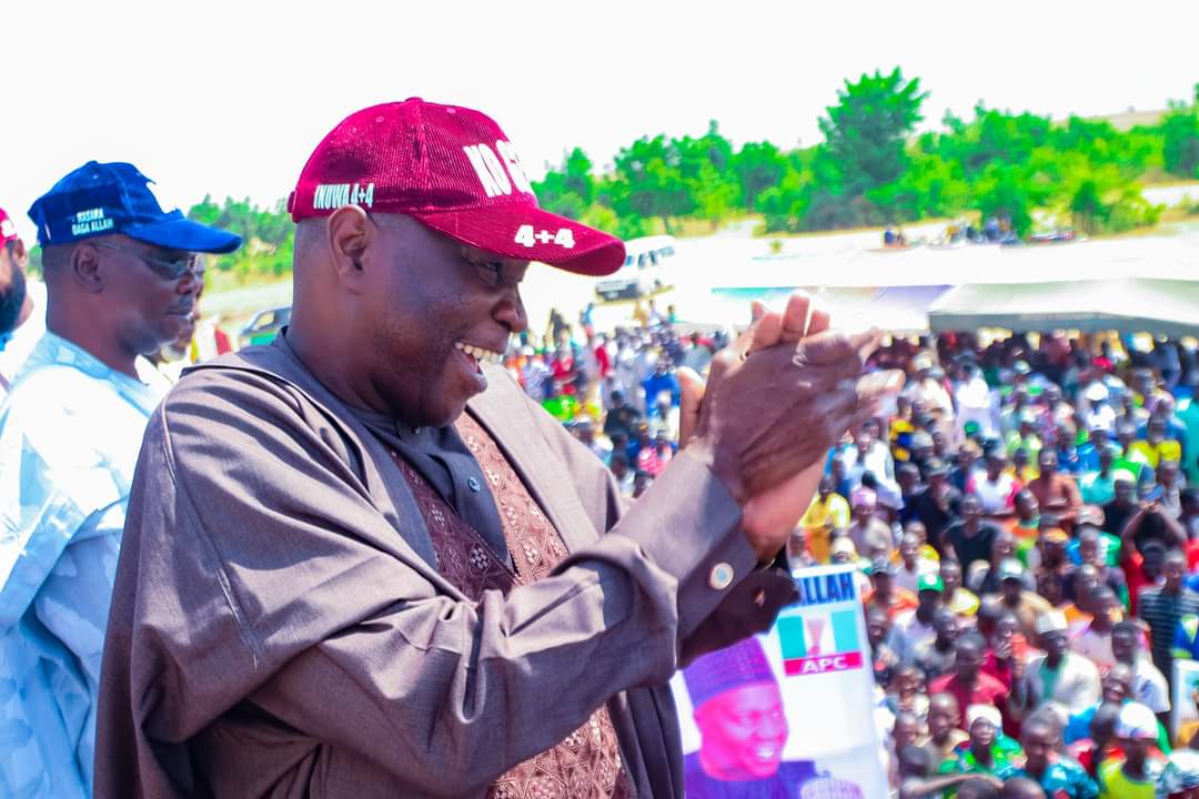 hassan_bahaushe's tweet photo. 19th January, 2023
2023: Governor Muhammadu Inuwa Yahaya in Bambam, presents APC flag to the Gombe State House of Assembly Candidate for Balanga South Constituency, Isaac Lamido.
#Balanga4Inuwa
#APCallTheWay @Abdallahmisilli @trueNija @IsmailUMisilli @MMSharubutu @DrIshiyaku https://t.co/tZiRCA3OHJ