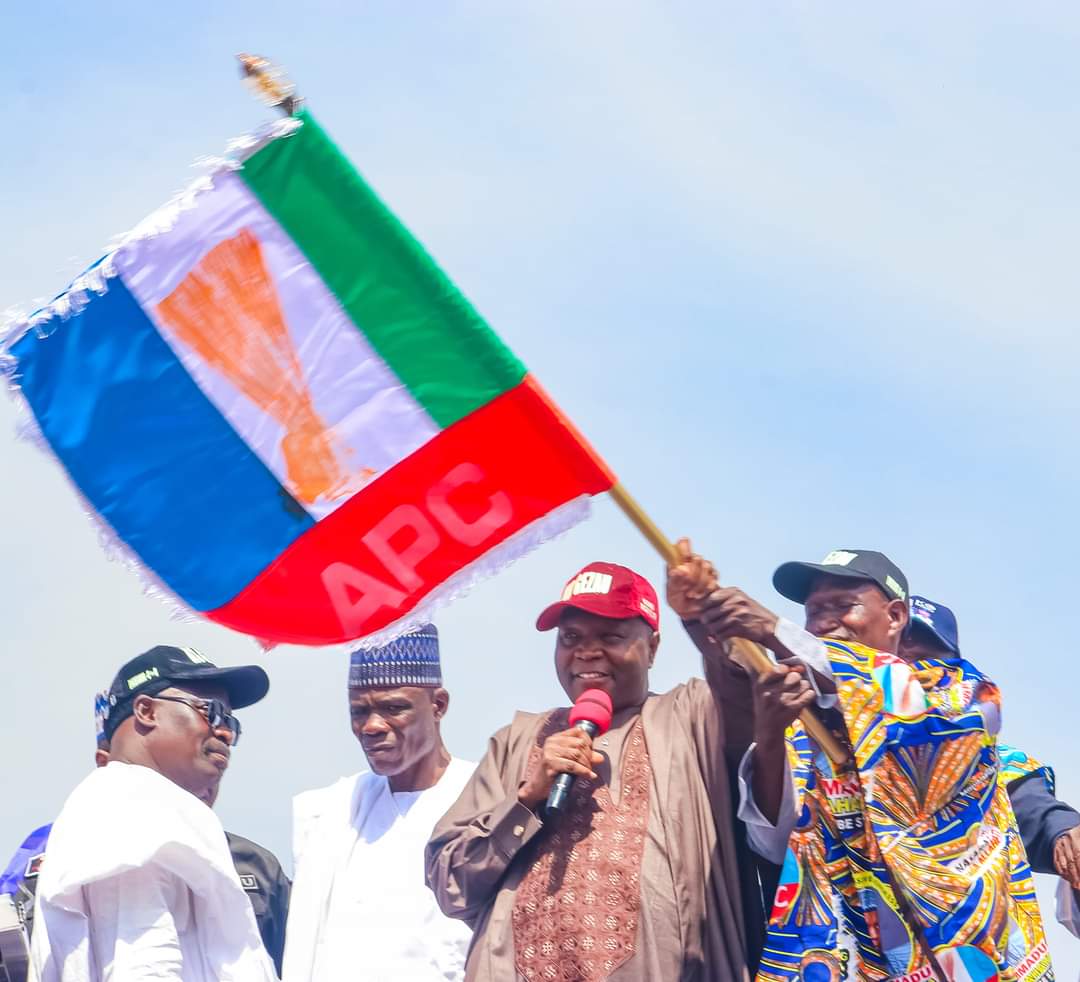 hassan_bahaushe's tweet photo. 19th January, 2023
2023: Governor Muhammadu Inuwa Yahaya in Bambam, presents APC flag to the Gombe State House of Assembly Candidate for Balanga South Constituency, Isaac Lamido.
#Balanga4Inuwa
#APCallTheWay @Abdallahmisilli @trueNija @IsmailUMisilli @MMSharubutu @DrIshiyaku https://t.co/tZiRCA3OHJ