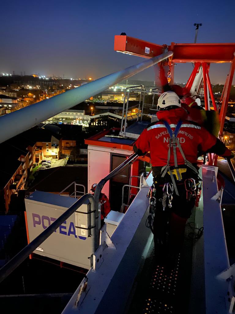 Sdis59's tweet photo. [🧑‍🚒 Exercice Secours en Milieux Périlleux - spécialité SMP]

Les spécialistes du secours en milieux périlleux (SMP) en action, lors d’un exercice sur une grue de chantier. 🏗 https://t.co/1HzHhDsS4y