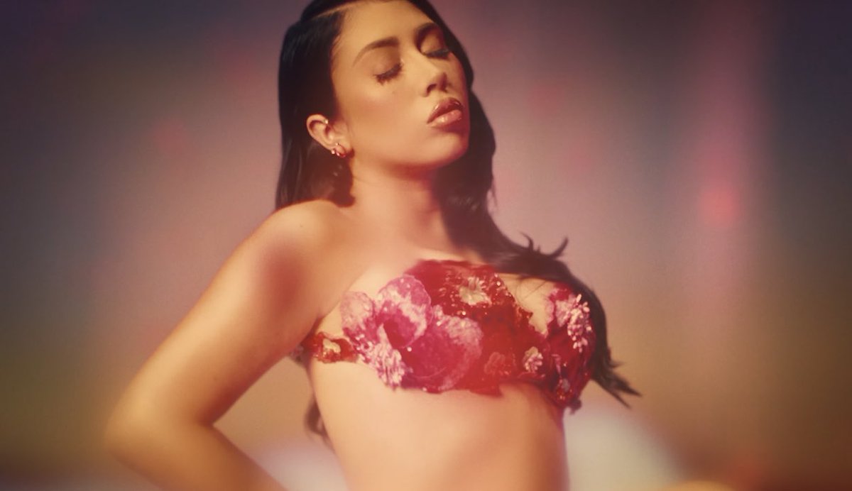 veivetchica's tweet photo. obsessed over kali uchis “i wish you roses” music video, directed by cho giseok 🥀 https://t.co/pOxepiaNll