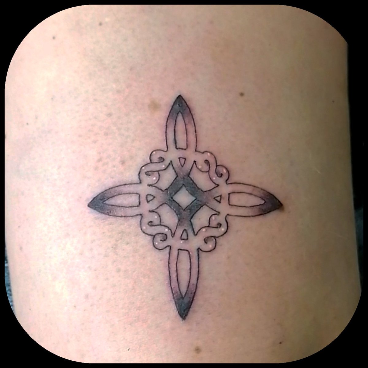 🕯️ Entre nudos! 🕯️#tattoo #tattoos #tattoolife #tattoolove  #tattoostudioterrassa #tattoocelta #vikingstattoo #viking #northman #tattoobrazos #tattoobrazo #tattoobrujos #nudobrujas #nudocelta #nudoceltatattoo #blackandwhitetattoo #blackworktattoo #celtic #celtictattoo