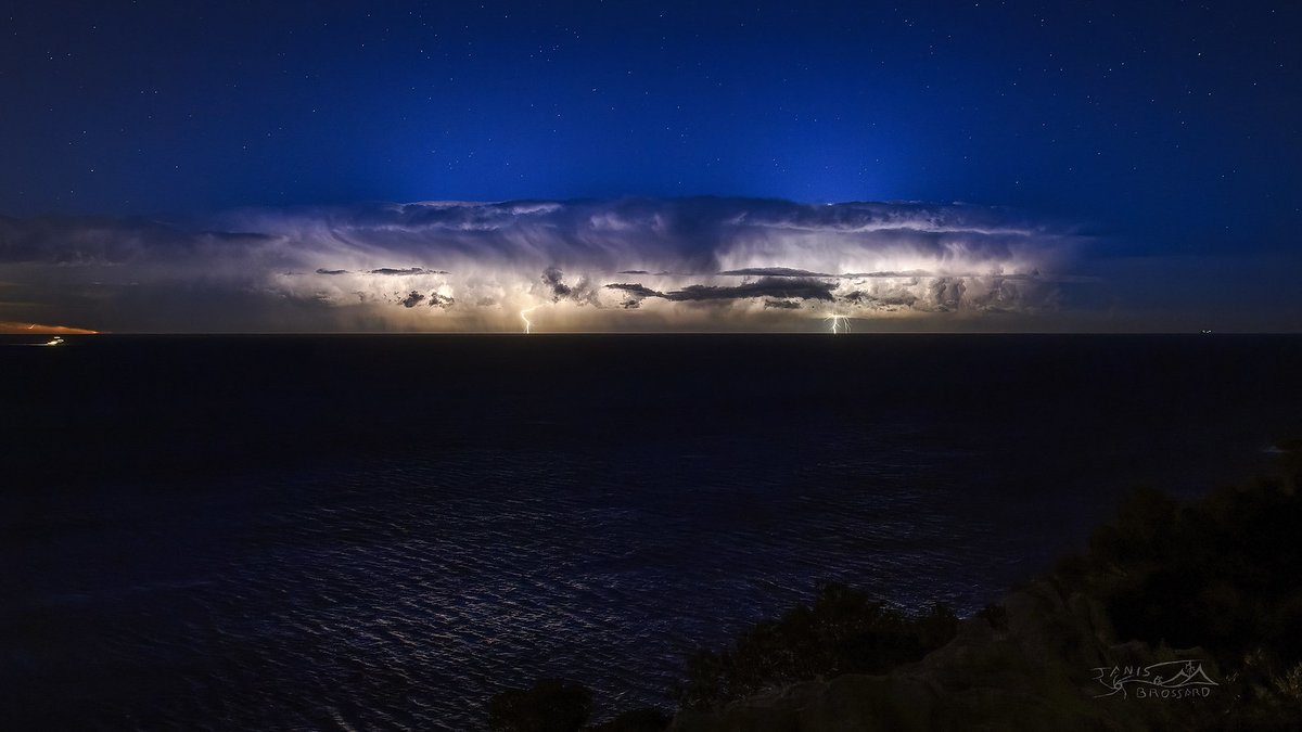 Des #orages se sont développés la nuit dernière au large de #Monaco, sous la forme notamment d'un petit système à tendance linéaire. Celui-ci a produit une activité électrique parfois bien esthétique, comme sur cette vue prise depuis Ramatuelle #Var. Photo J. Brossard #foudre 