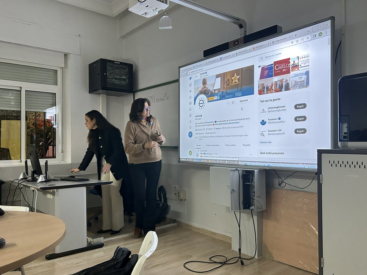 antoniocumpli's tweet photo. Aprendiendo con @vicromanb del @SopenaBadajoz sobre difusión en redes para el programa @EUErasmusPlus en curso del @CPRBADAJOZ @sepiegob #CPRErasmusPlus https://t.co/w1Ht89edc7