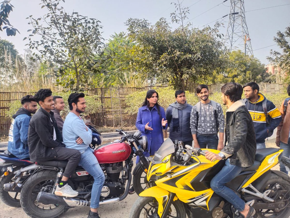 kmcluniversity's tweet photo. ख्वाजा मोइनुद्दीन चिश्ती भाषा विश्वविद्यालय में माननीय कुलपति प्रो. एन.बी. सिंह के संरक्षण में महिला अध्ययन केंद्र तथा राष्ट्रीय सेवा योजना समन्वयक डॉ नलिनी मिश्रा के नेतृत्व में सड़क सुरक्षा जागरूकता अभियान संचालित किया जा रहा है । https://t.co/krTvJETzv5