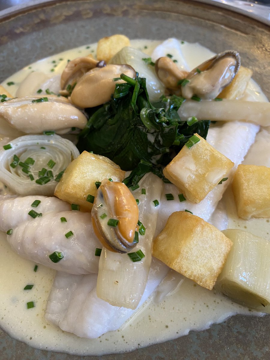 Kit_Chapman's tweet photo. Outstanding lunch with friends today @risingsunknapp Stunning mushroom dish (a vegan special); Dover sole fillets with leaks, salsify and mussels; Beef sirloin; Mango &amp; Coconut cheesecake with passion fruit sorbet. 3-courses £35, fantastic value. Rebecca &amp; Ollie charming hosts. https://t.co/k9SNAH3yu0