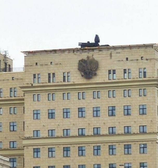 ukraine_world's tweet photo. A very curious case in Moscow. Pantsir-C1 missile system was installed at the roof of the Russian Ministry of Defense. "Everything is going according to the plan", isn't it? https://t.co/KdPrLf5tPe