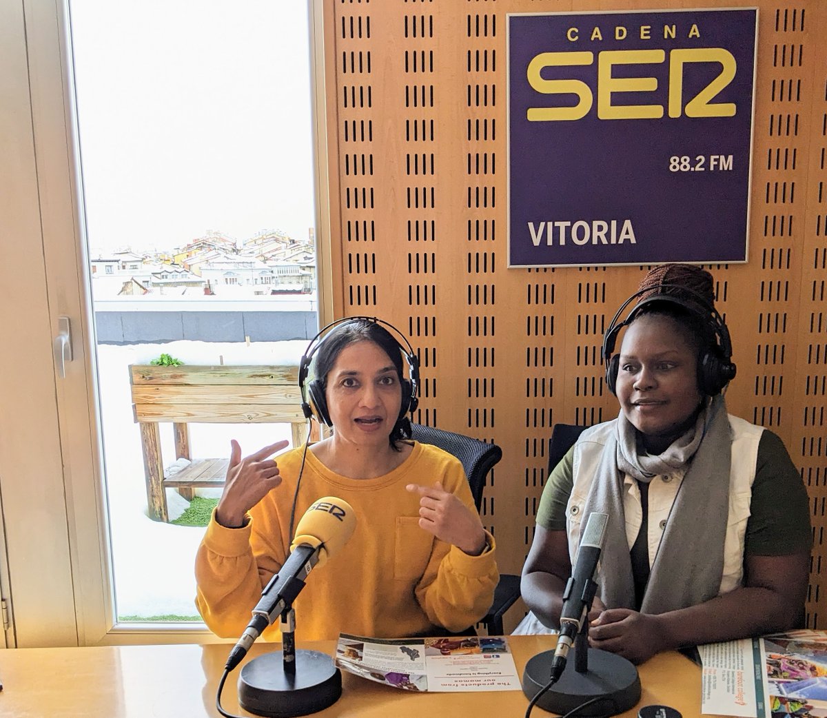 anujain_me's tweet photo. Honored to have been interviewed by @Pablo_Moran at @La_SER for @PuntodeFuga. @eLankidetza's support in sharing @BarefootCollege International's women-led solutions on clean sustainable energy are key to social development. #SOLAR #womenintech #development #cleanenergy https://t.co/rZuP3BKgGw