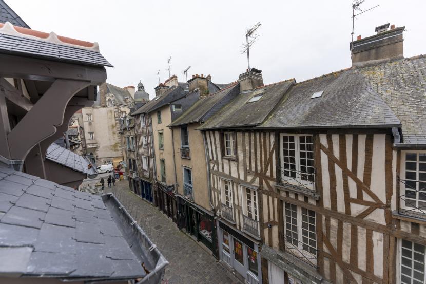 LaurentRiera's tweet photo. Depuis 2011, 250 immeubles du centre ancien de Rennes, abritant 2000 logements et 200 commerces, ont été réhabilités. L'opération étant prolongée jusqu'en 2030 (100 immeubles en +), un forum d'information se tient samedi 21/01/23 (9h à 13h) au Jeu de Paume https://t.co/BC1bc3w16Q https://t.co/BvTBCePQB5