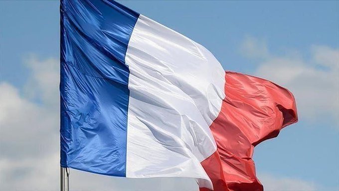 newworkweb's tweet photo. Face aux Français, la lâcheté lui permet de fuir à l'étranger.
Revenir en France sera le problème de #Macron.
#FRexit https://t.co/ZAChjXsHGj