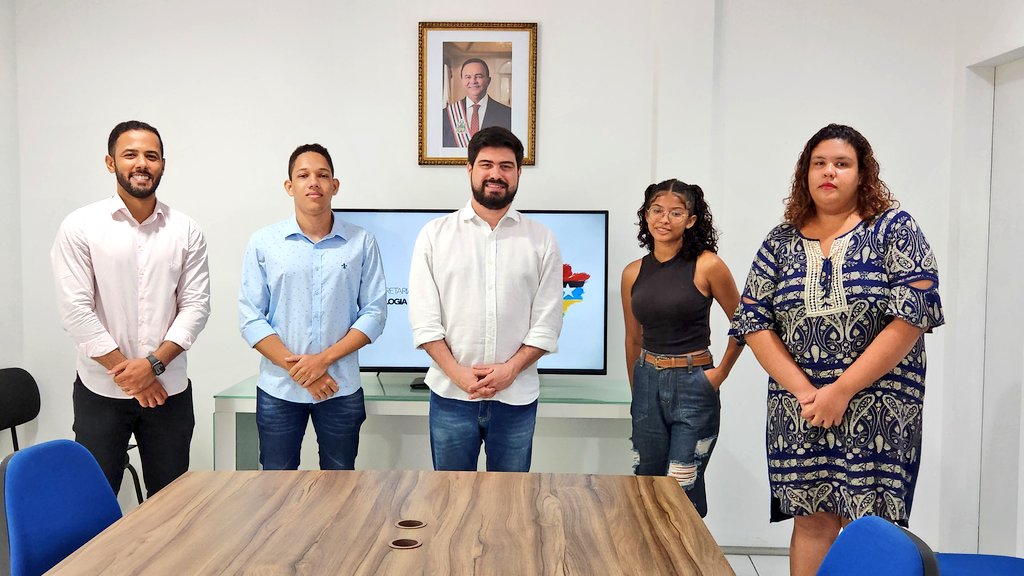 SectiMaranhao's tweet photo. Secretário @davitelles recebe estudantes da UFMA e UEMA (dirigentes da UNE, JSB e UJS) que participarão da 13ª Bienal da União Nacional dos Estudantes em fevereiro, evento que terá ampla programação de Ciência e Tecnologia com muitos trabalhos de maranhenses inscritos.

#SECTI https://t.co/AwVrt6p4WK