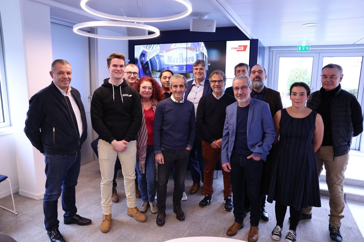 erikbielderman's tweet photo. Ce vendredi dans @lequipe #AlainProst se confie face à douze lecteurs du journal. Ses fugues à l’armée, ses batailles avec @nigelmansell, sa relation ambiguë avec #Senna, ses controles fiscaux, ses 45 moteurs explosées en une saison. Il dit tout. #2pages https://t.co/puwuZ40CRE