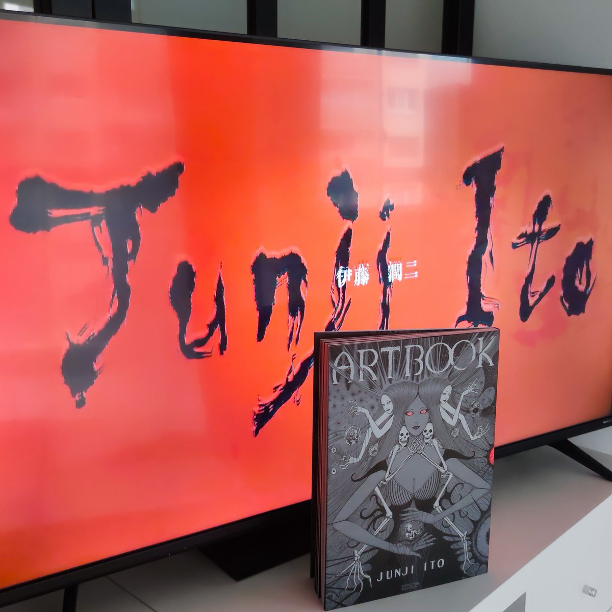 MangetsuFR's tweet photo. Quoi de prévu ce soir ? Nous on regarde l’anime Maniac : Anthologie macabre, par Junji Ito, sorti aujourd’hui sur @NetflixFR !
On n’a pas pu résister, on a ajouté l’Artbook du maître à côté. 😍

P.-S : cette merveille arrive le 25 janvier en librairie. https://t.co/31ONaJIDEc