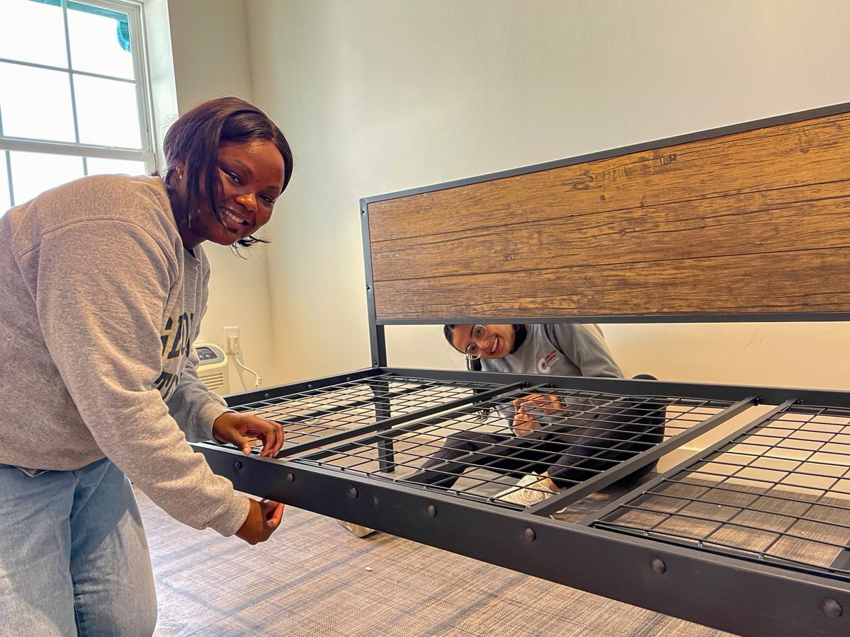 col_insights's tweet photo. To commemorate #MLKDayOfService, we partnered with @cityofrefugeatl and other volunteers to help move furniture into The 345, a housing building that mainly serves veterans, young men, and men returning from incarceration.🖤#WhereGoodWorks #GivingBack #AtlantaCommunity https://t.co/M5IIYcl2kL