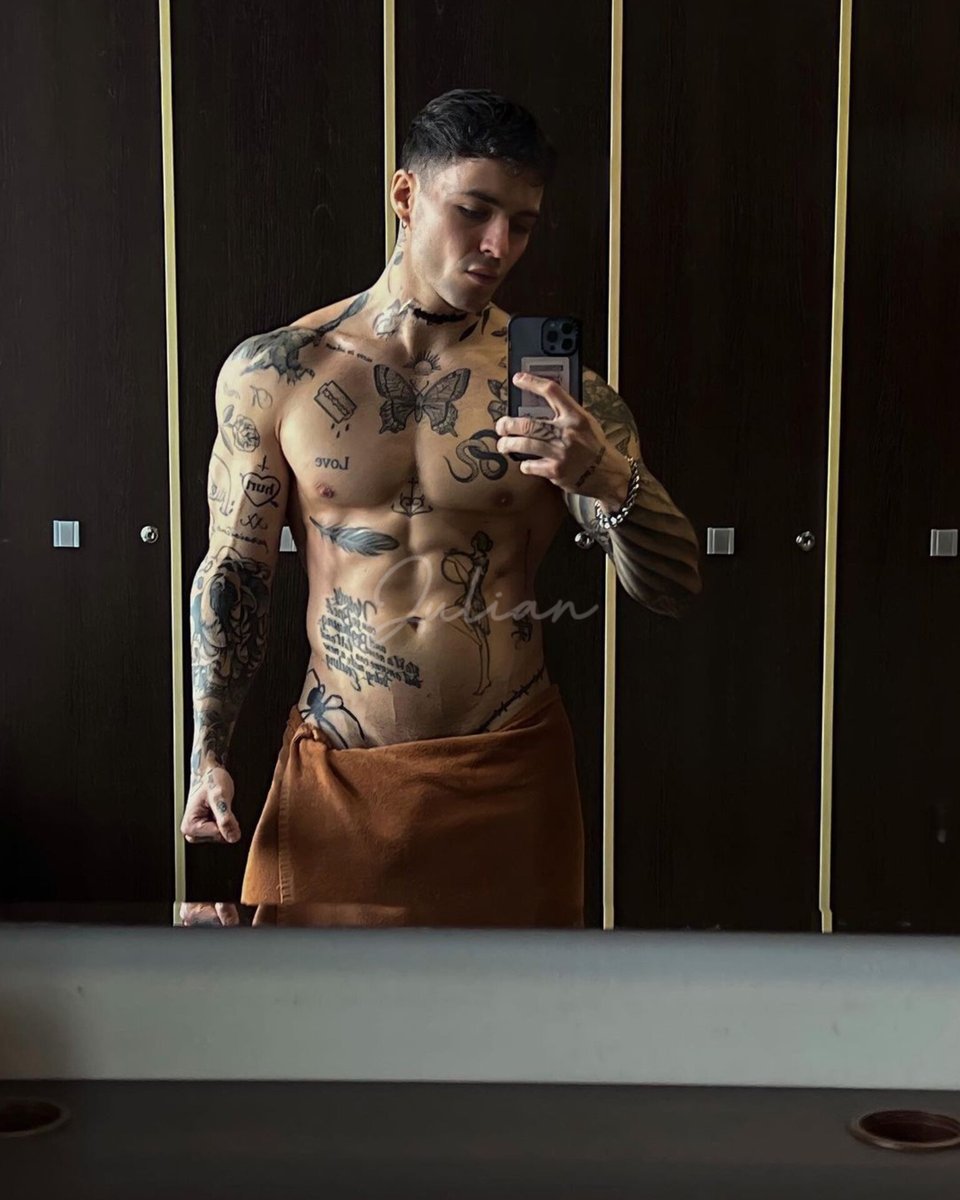 .

⸻" A mi edad no me asusta la oscuridad, ni los muertos, ni el silencio, a mí me asusta más aquello que sonríe, mientras 
me apuñala la espalda. "

.