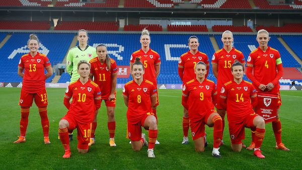 SVargasOK's tweet photo. 🏴󠁧󠁢󠁷󠁬󠁳󠁿 Gales confirmó la igualdad salarial en sus selecciones de fútbol. 

El recorte de un 25% aceptado por el equipo masculino, permitió el aumento de esa mismo porcentaje de su par femenino.

El acuerdo tendrá vigencia hasta 2027. https://t.co/04jCrwDWVP