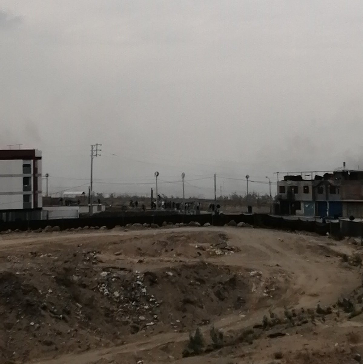 winnyalvis's tweet photo. En el puente bicentenario que limita con el aeropuerto de Arequipa - Cerro Colorado, acaban de romper la reja para ingresar. Son tres y el resto observa. #ParoNacional #arequipa #aeropuerto https://t.co/nHzvMyaSEi