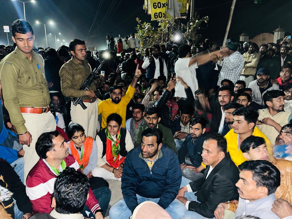 RLPINDIAorg's tweet photo. जोधपुर शहर में प्रवेश से पूर्व गंगाणा फांटा पर प्रशासन ने रोका काफिला,जनहित के मुद्दो को लेकर सर्द रात में सड़क पर बैठे सांसद हनुमान बेनीवाल जी ! https://t.co/rBc3f8Mhpx