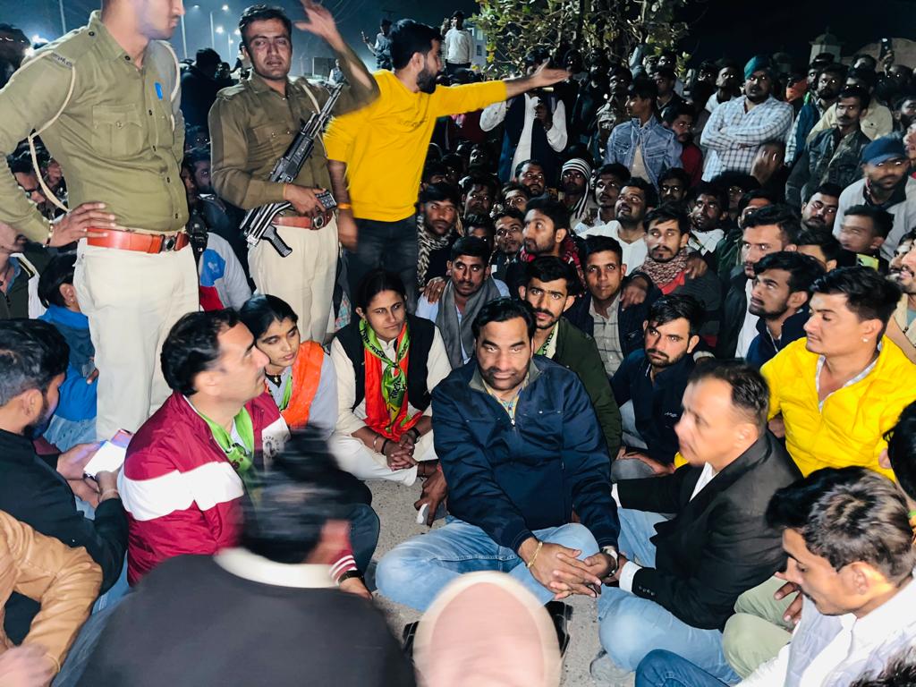 RLPINDIAorg's tweet photo. जोधपुर शहर में प्रवेश से पूर्व गंगाणा फांटा पर प्रशासन ने रोका काफिला,जनहित के मुद्दो को लेकर सर्द रात में सड़क पर बैठे सांसद हनुमान बेनीवाल जी ! https://t.co/rBc3f8Mhpx