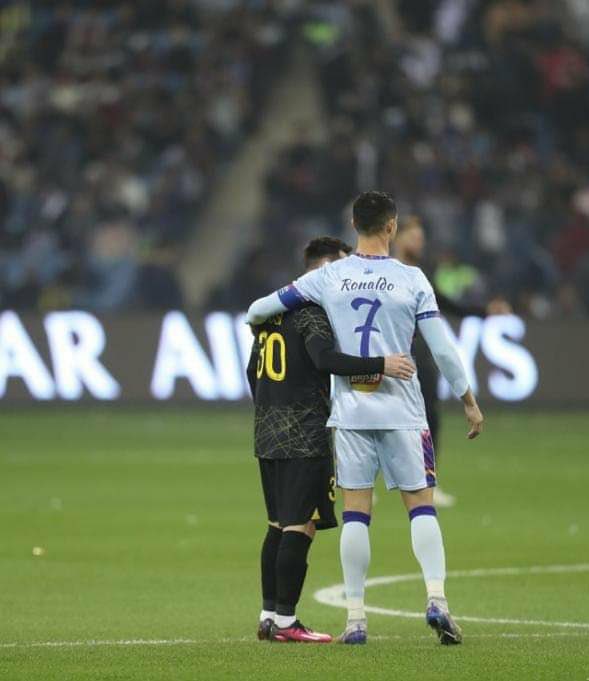 DonShelby_'s tweet photo. + ¿Qué tal, Leo? Enhorabuena por el Mundial.

- Gracias, amigo. Ha sido bonita nuestra batalla durante una década, ¿verdad?

+ Ha sido maravillosa. Nos hemos hecho mejores el uno al otro.

- Cierto. Nos hemos hecho los mejores. https://t.co/XEflZUYCXn
