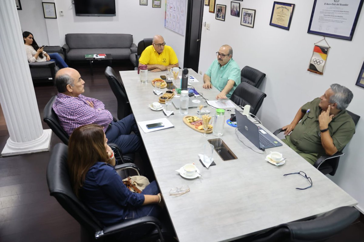 ECUADORolimpico's tweet photo. En las reuniones con las Federaciones nos acompañaron este jueves el representante de @FETenis César Pólit y la presidenta @PatinajeEcuador Ámbar Fuentes

El presidente del COE Jorge Delgado y el Jefe Técnico Eduardo Barros presentaron los Programas de la entidad https://t.co/m4Fris7jdR