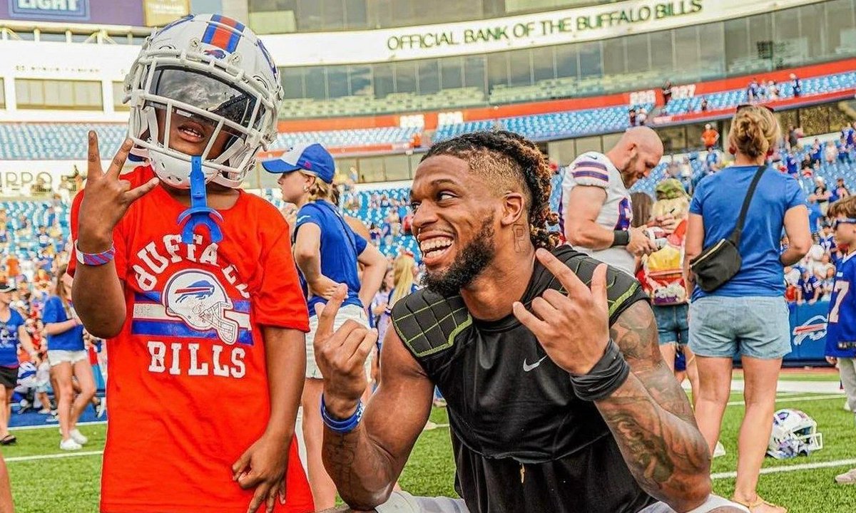 JRiordanABQ's tweet image. When Buffalo Bills player, Damar Hamlin, experienced a medical emergency during a game January 2nd, the nation responded with unprecedented acts of generosity, donating over $8 million to the athlete&apos;s toy drive &amp;amp; charity.
Let&apos;s continue to #SparkKindness 
bit.ly/3QT5rQw