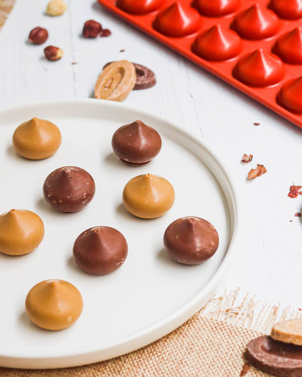 maspatule's tweet photo. • #Chocolat aux #noisettes maison •
.
Grâce au moule en silicone #Silikomart vous obtiendrez un rendu brillant et bien #croquant pour vos chocolats #maison sans passer par la case tempérage 👍  🍫  Vous avez envie de tester ?
.
[La #recette est sur le blog ! 📙] https://t.co/O1uUnyNYBI