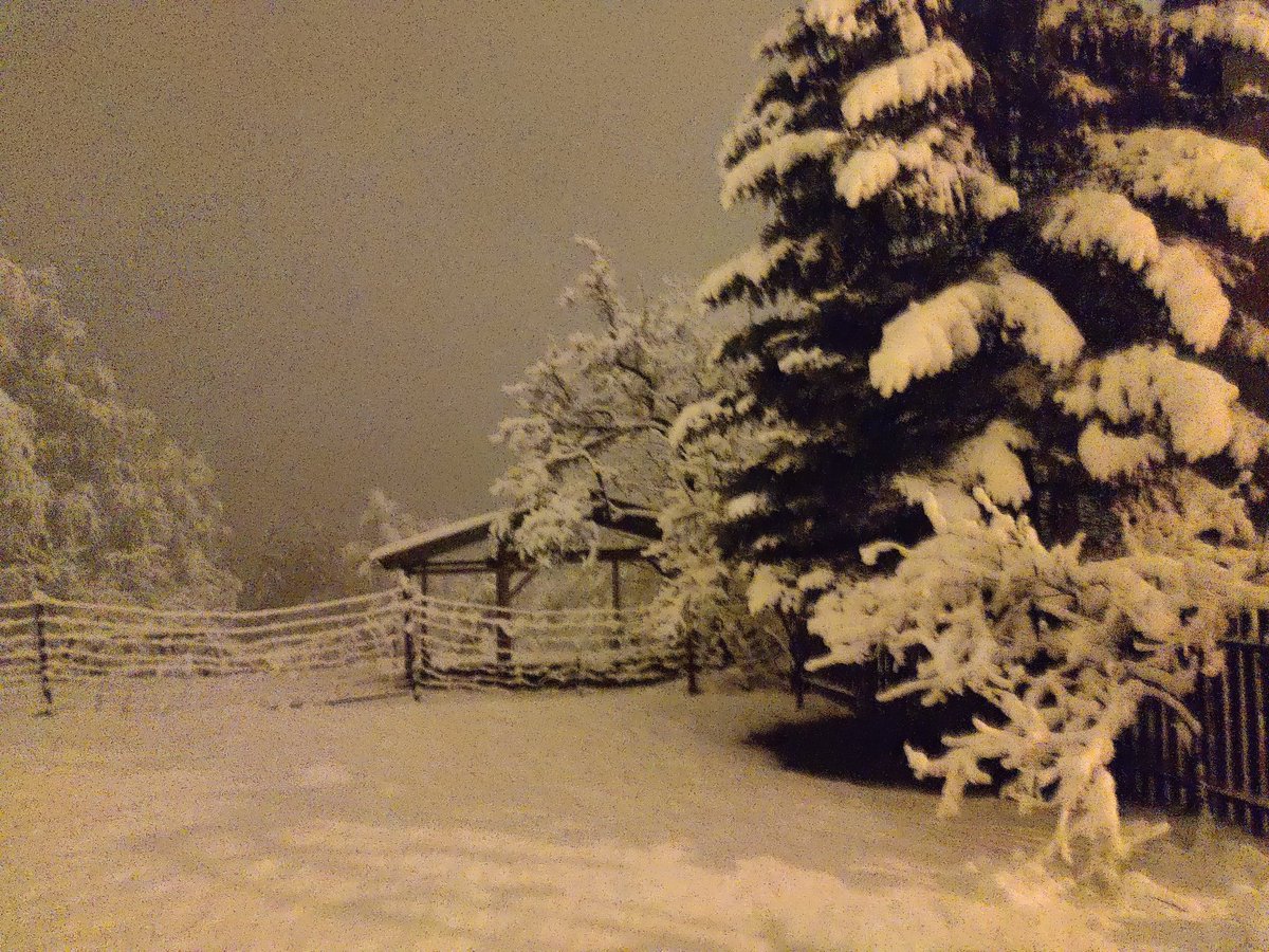 Micha59882293's tweet photo. @ddziektarz @MeteoprognozaPL U mnie prądu brak. Jak za dawnych lat 😉 https://t.co/dIFP2hX98G