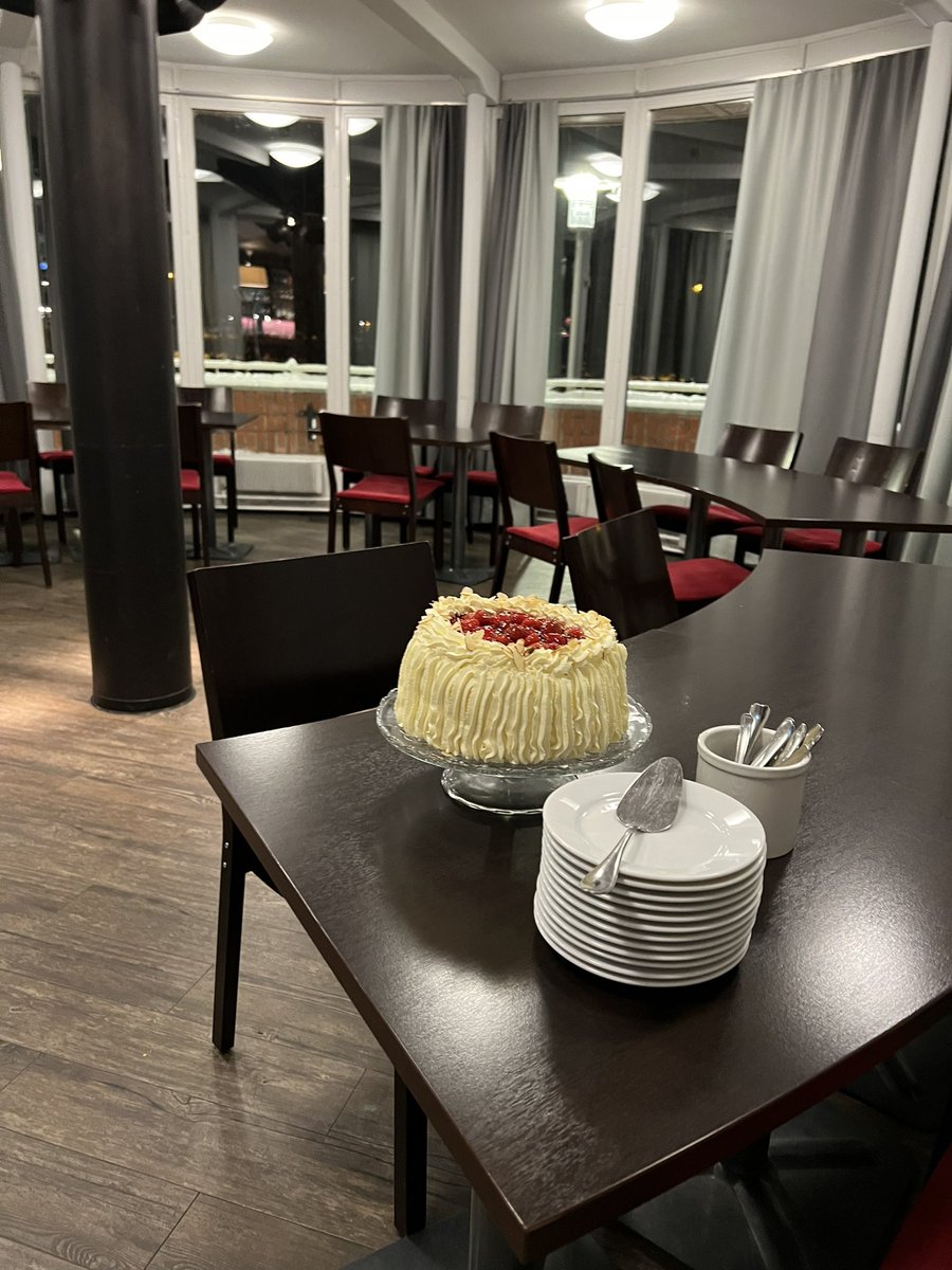 AsplundTeemu's tweet photo. Tänään on yrittäjähistoriani kolmas hieno päivä, kun pääsen tarjoamaan vakioasiakkaalle ja hänen valitsemilleen kavereille 90 v. kakkukahvit! #90v #kunnioitettavaikä #keilailu https://t.co/PNmSZRdCdV