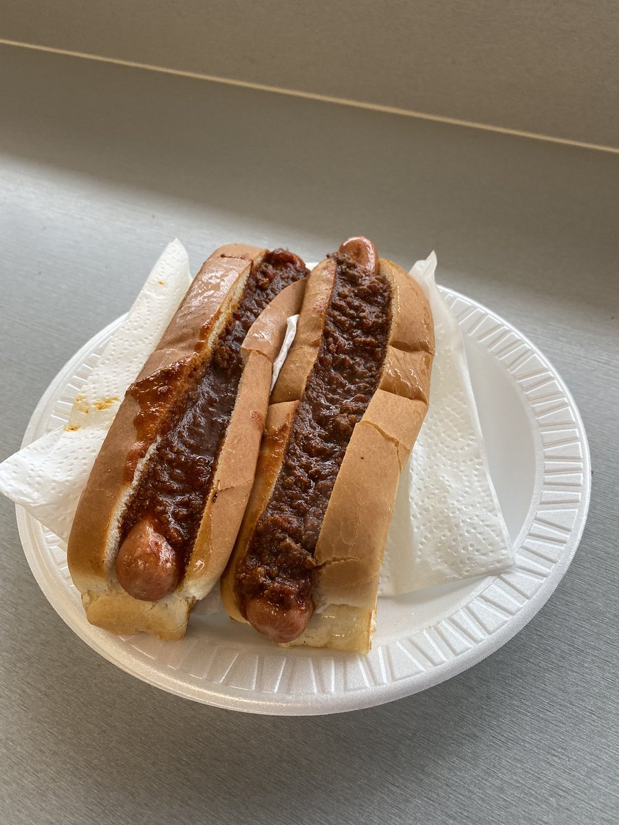 ChrisMurphyCT's tweet photo. Two chili dog lunch at the iconic Augie &amp; Rays in East Hartford. https://t.co/4LQ7Cwz9aI