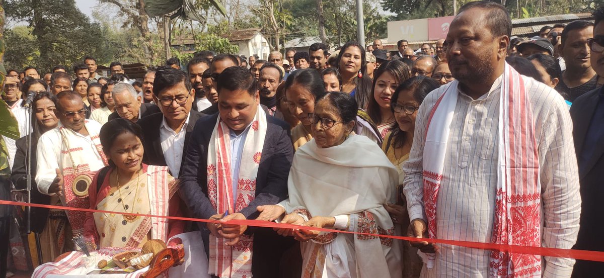 DCSonitpur's tweet photo. Deputy Commissioner Deba Kumar Mishra today inaugurated the "মুক্তিযুদ্ধা গুণধৰ হাজৰিকা সোঁৱৰণী তোৰণ", the main gate of Chatia College located at Sootea under #Sonitpur district in the presence of Sootea MLA Padma Hazarika and other prominent citizens of #Sootea.
#ChatiaCollege https://t.co/C587sCsOPm
