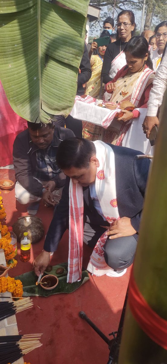 DCSonitpur's tweet photo. Deputy Commissioner Deba Kumar Mishra today inaugurated the "মুক্তিযুদ্ধা গুণধৰ হাজৰিকা সোঁৱৰণী তোৰণ", the main gate of Chatia College located at Sootea under #Sonitpur district in the presence of Sootea MLA Padma Hazarika and other prominent citizens of #Sootea.
#ChatiaCollege https://t.co/C587sCsOPm