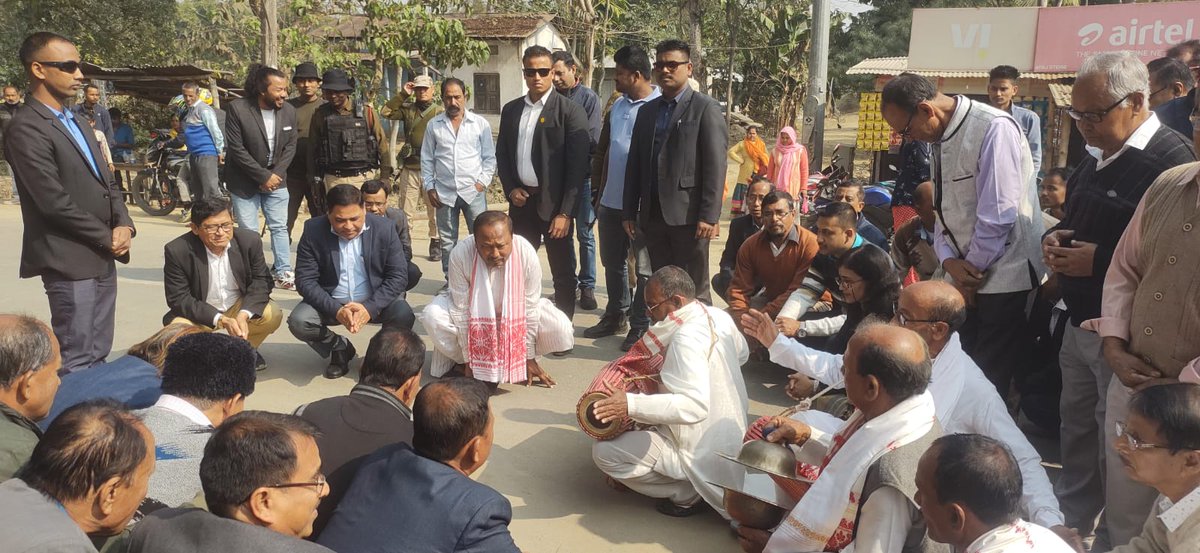 DCSonitpur's tweet photo. Deputy Commissioner Deba Kumar Mishra today inaugurated the "মুক্তিযুদ্ধা গুণধৰ হাজৰিকা সোঁৱৰণী তোৰণ", the main gate of Chatia College located at Sootea under #Sonitpur district in the presence of Sootea MLA Padma Hazarika and other prominent citizens of #Sootea.
#ChatiaCollege https://t.co/C587sCsOPm