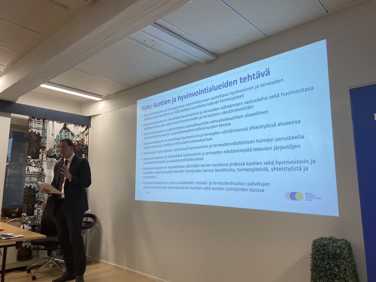 <a href="/ToniAhva/">Toni Ahva</a> <a href="/hyvaks/">Keski-Suomen hyvinvointialue</a> <a href="/keskisuomenliit/">Keski-Suomen liitto</a> <a href="/JKLn_kaupunki/">Jyväskylän kaupunki</a> <a href="/JanTollet/">Jan Tollet</a> @OutiAarresola <a href="/petrilehtoranta/">Petri Lehtoranta</a> <a href="/MatleenaLivson/">Matleena Livson</a> @pekka_hokkanen <a href="/jyllisaarela18/">Saarela Jyrki</a> @tkoivisto_jkl @jounikallio <a href="/LiisaLumi/">Liisa Lumiaho</a> .Keski-Suomen #hyvinvointialue näyttää mielellään suuntaa liikunnallisen elämäntavan edistämisessä, kertoo <a href="/JanTollet/">Jan Tollet</a> 
Tavoite hillitä palvelutarpeen kasvua ja tuoda ihmisille hyvää vointia ja toimintakykyä yhdessä kuntien, järjestöjen + seurakuntien kanssa. <a href="/petrilehtoranta/">Petri Lehtoranta</a>