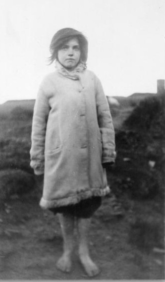 A young girl in a coat standing barefoot. Photo from early 1900s.

From the Wallace B. Chung and Madeline H. Chung Collection: ow.ly/eGtm50MogOX
#scottishimmigration to Canada