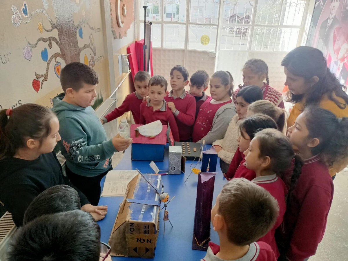 BİGEP Kapsaminda, Okulumuz 4. Sinif öğrencilerimiz,  donem boyunca  geri donusum malzemeleriyle yaptıkları icatları okulumuz ogrenci ve öğretmenlerine sergilediler. Hazirladiklari bu güzel sergi için öğretmenlerimize ve öğrencilerimize teşekkür ederiz. <a href="/balikesirmem/">Balıkesir İl Millî Eğitim Müdürlüğü</a> @ayvlkilcemem