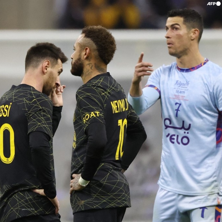 InvictosSomos's tweet photo. En el debut en su nueva aventura, enfrentando a Lionel Messi, siendo marcado por Sergio Ramos y venciendo a Keylor Navas en el arco. Así fue como Cristiano Ronaldo se presentó en Arabia Saudita. Así fue como El Bicho se le apareció al PSG. ¿La moraleja? JAMÁS DUDEN DE CR7. https://t.co/3hZMjCVtmu