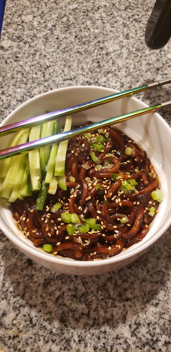SedTheMage's tweet photo. Didn't know what to eat today so I just threw this quick #Jajangmyeon together. It's very basic and doesn't have any meat or much else besides aromatics but it's still good.
#twitch #cook #blackbeanpaste #noodles #korean #chinese https://t.co/gbRxoCZ7cW
